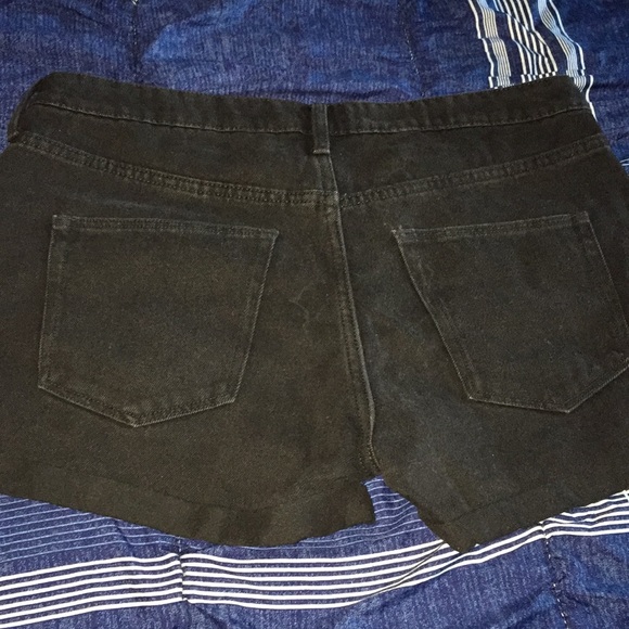 Regular waisted shorts - Picture 2 of 2